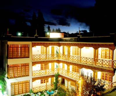 https://imgcld.yatra.com/ytimages/image/upload/t_hotel_yatra_city_desktop/v1452428534/Domestic Hotels/Hotels_Leh/The Auspicious Hotel/NIGHT_VIEW.jpg